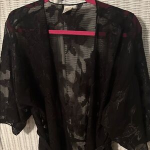 Jacelyn Smith Intimates Robe
Shear Black Embroidered Floral
Like New